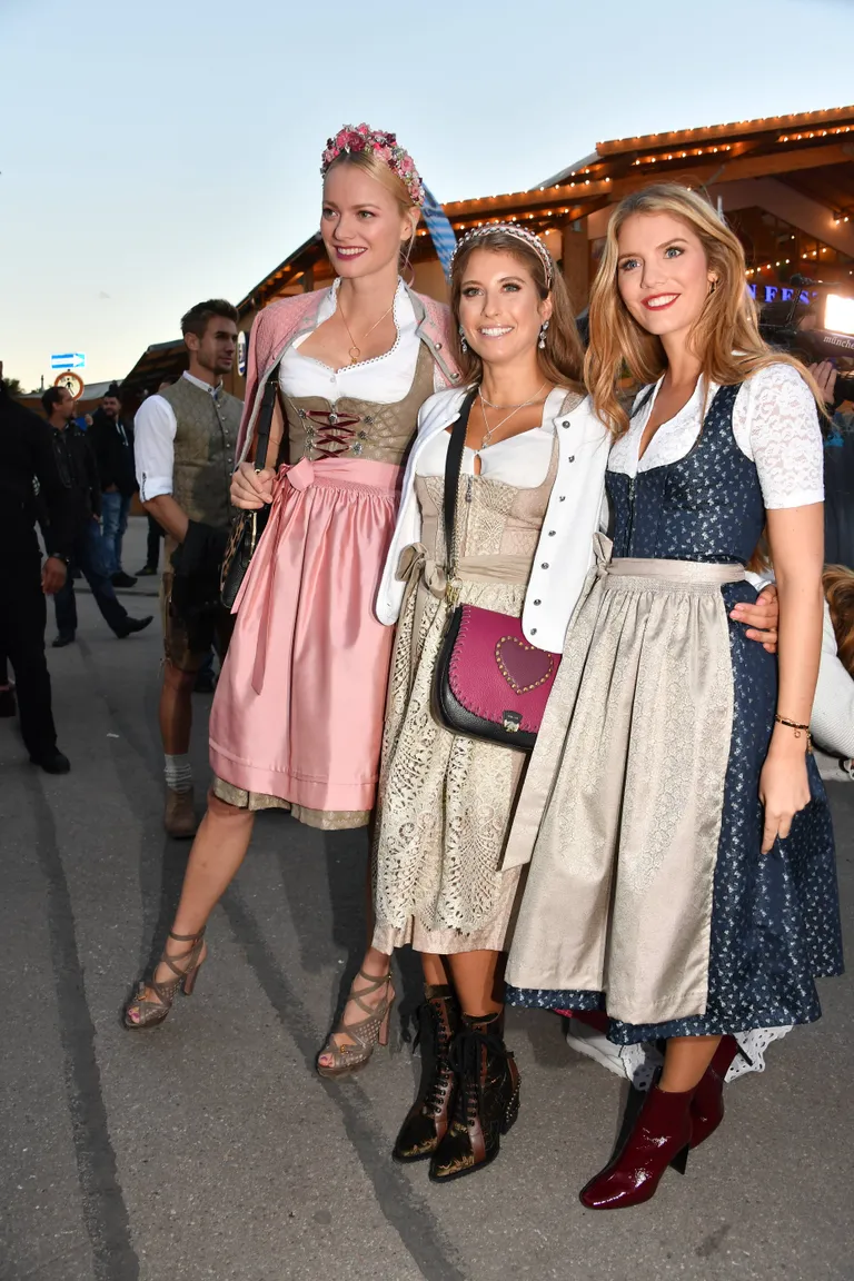 Oktoberfesti naised dirndlites