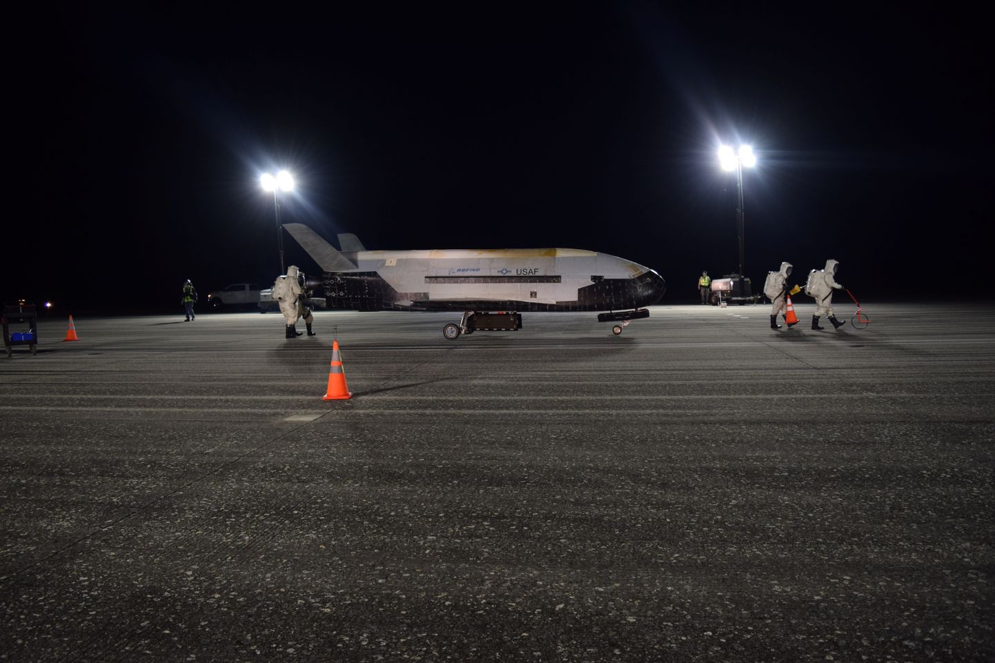X-37B kosmoselennuk 27. oktoobril pärast maandumist Floridas Kennedy kosmosekeskuse maandumisrajal