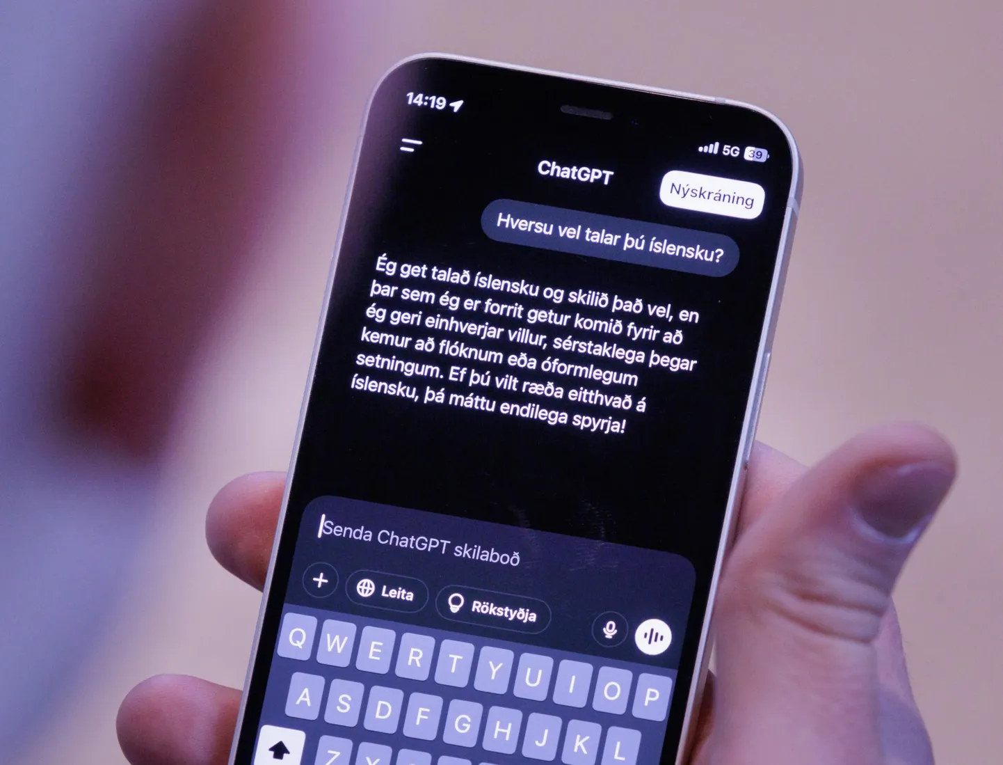OpenAI ChatGPT oskab islandi keelt: «Kui hästi sa islandi keelt räägid?» «Ma räägin islandi keelt ja saan sellest hästi aru, kuid kuna olen programm, võin teha mõningaid vigu, eriti kui tegemist on keerukate või mitteametlike lausetega. Kui soovid millegi üle arutleda islandi keeles, siis küsi julgelt!»