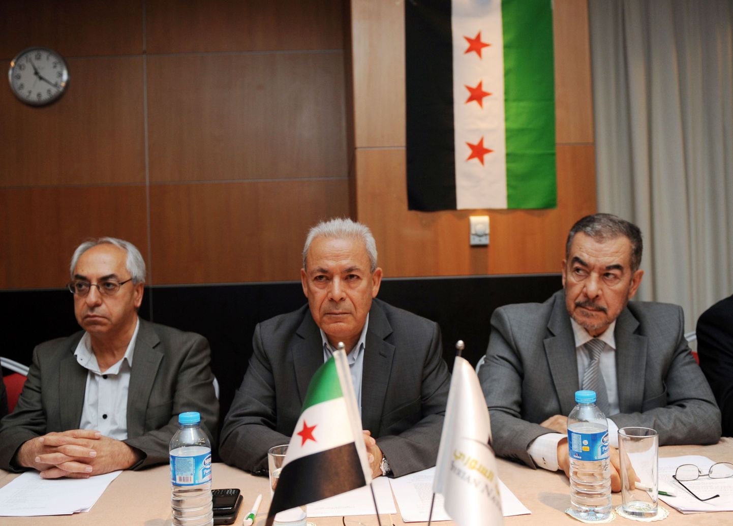 SNC liidrid Muhammet Faruq Tayfur (paremalt), Burhan Ghalioun ja uus esimees Abdel Basset Sayda.