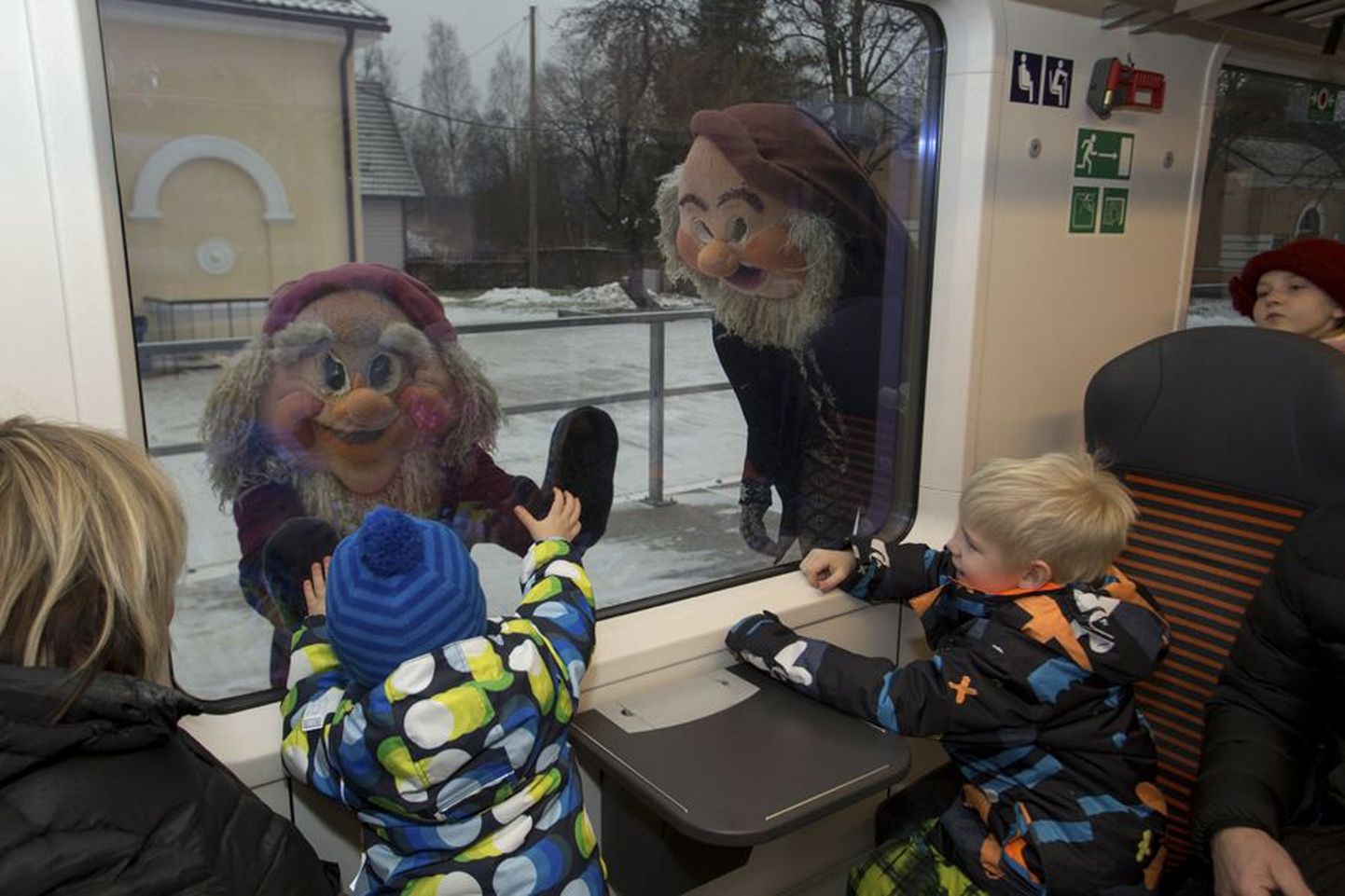 Paarsada rongiga Olustvere jõulumaale sõitnud last ja nende vanemad kohtusid päkapikkudega juba Viljandi raudteejaamas.