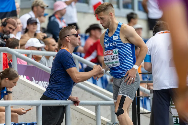 Janek Õiglane arutamas asju füsioterapeut Risto Jamnesiga.