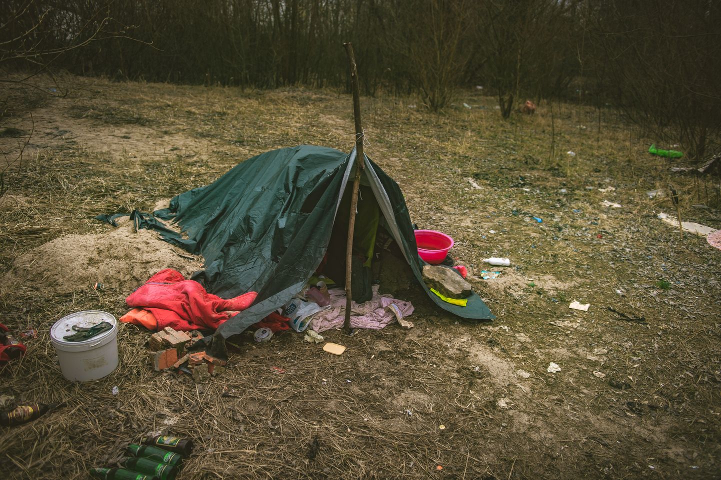 Foto: Pumpuri, atkritumi un kautrīgs bezpajumtnieks Zaķusalā