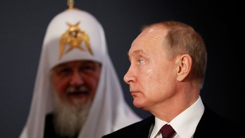 Чиновники хотят снести храм, ученые просят Путина их возглавить, а родители согласны с раздеванием школьниц. Обзор событий в России