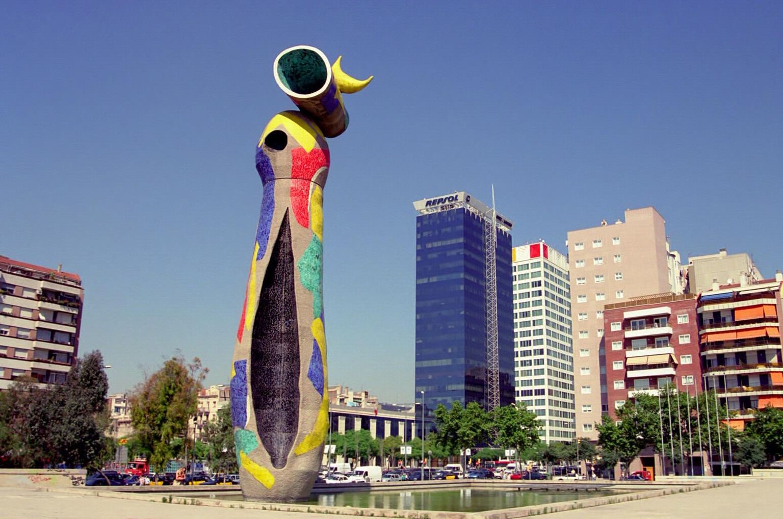Barcelona, Joan Miró park, Joan Miró skulptuur «Naine ja lind».