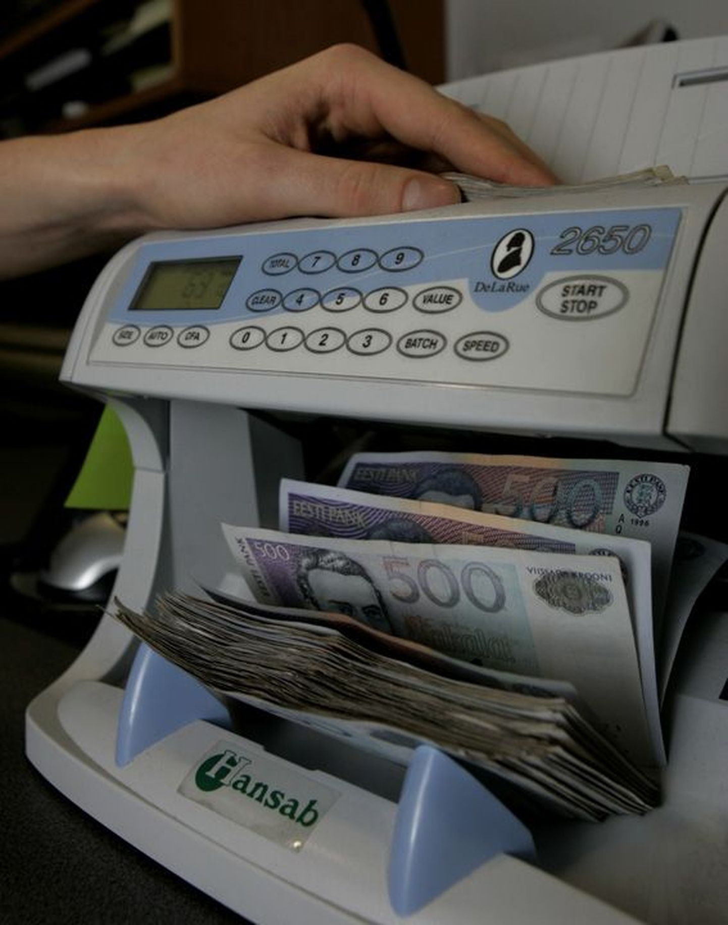 Pangad ei küsi jätkuvalt teenustasu Eesti kroone eurodeks ümber vahetades.