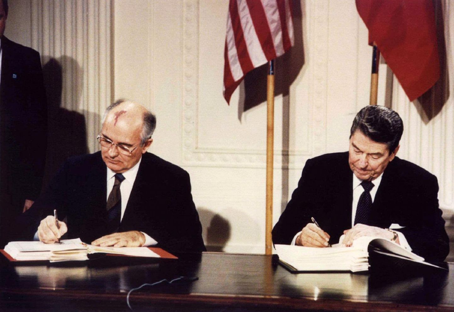 Михаил Горбачев и Рональд Рейган подписали Договор о ликвидации ракет средней и меньшей дальности 8 декабря 1987 года.