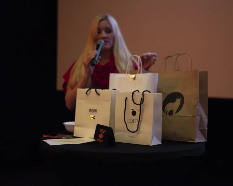 PÖFFi naistekas Tartus, kõigi külaliste vahel loositi välja suur hunnik väärtuslikke kingitusi. Uhked pakid panid välja PÖFF, Apollo, Apotheka Bauty, Lõunakeskus, Bikonike, IDUN. Jooki pakkus kõigile Saku On Ice