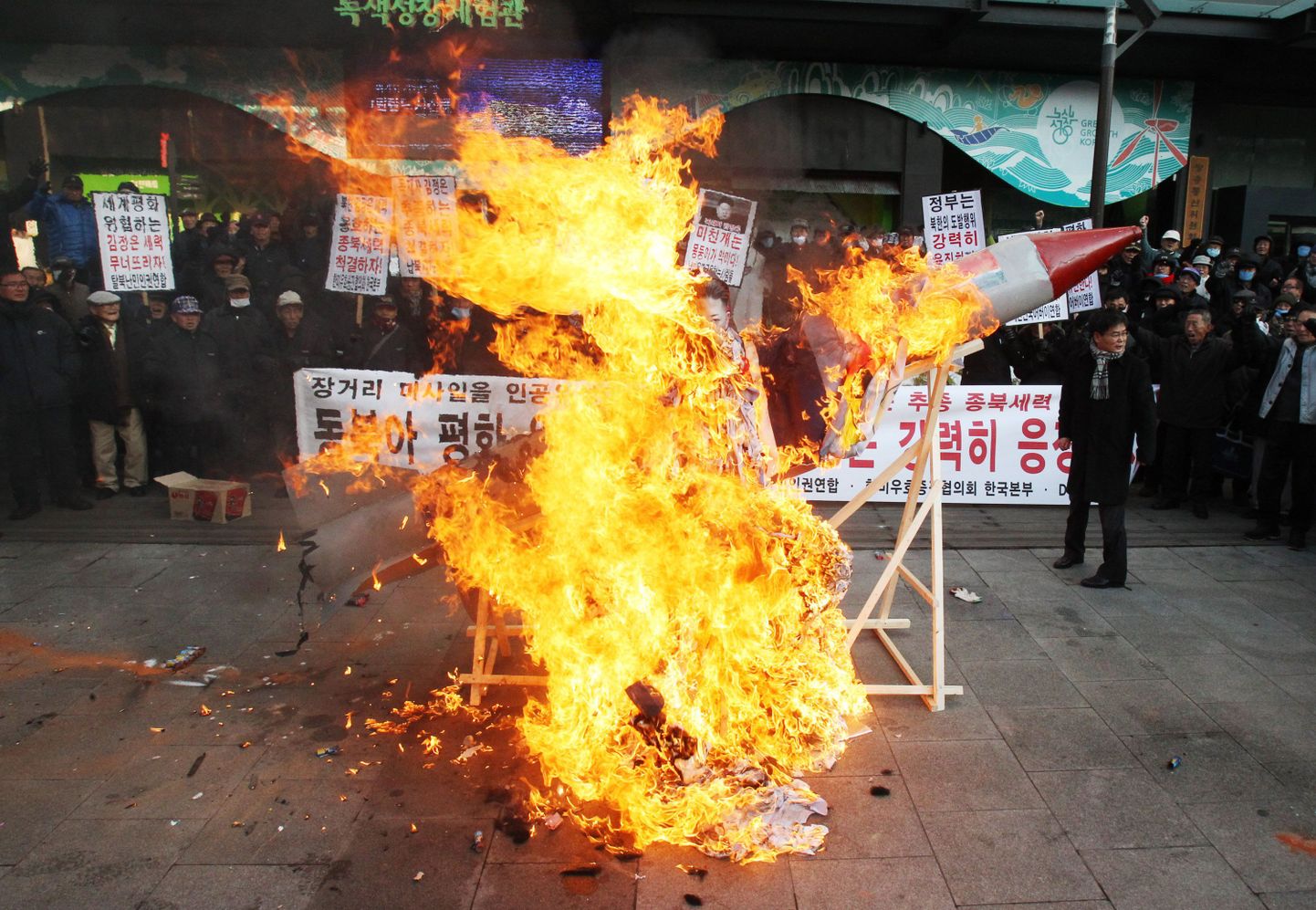 Järeletehtud raketi põletamine Lõuna-Korea pealinnas Soulis.