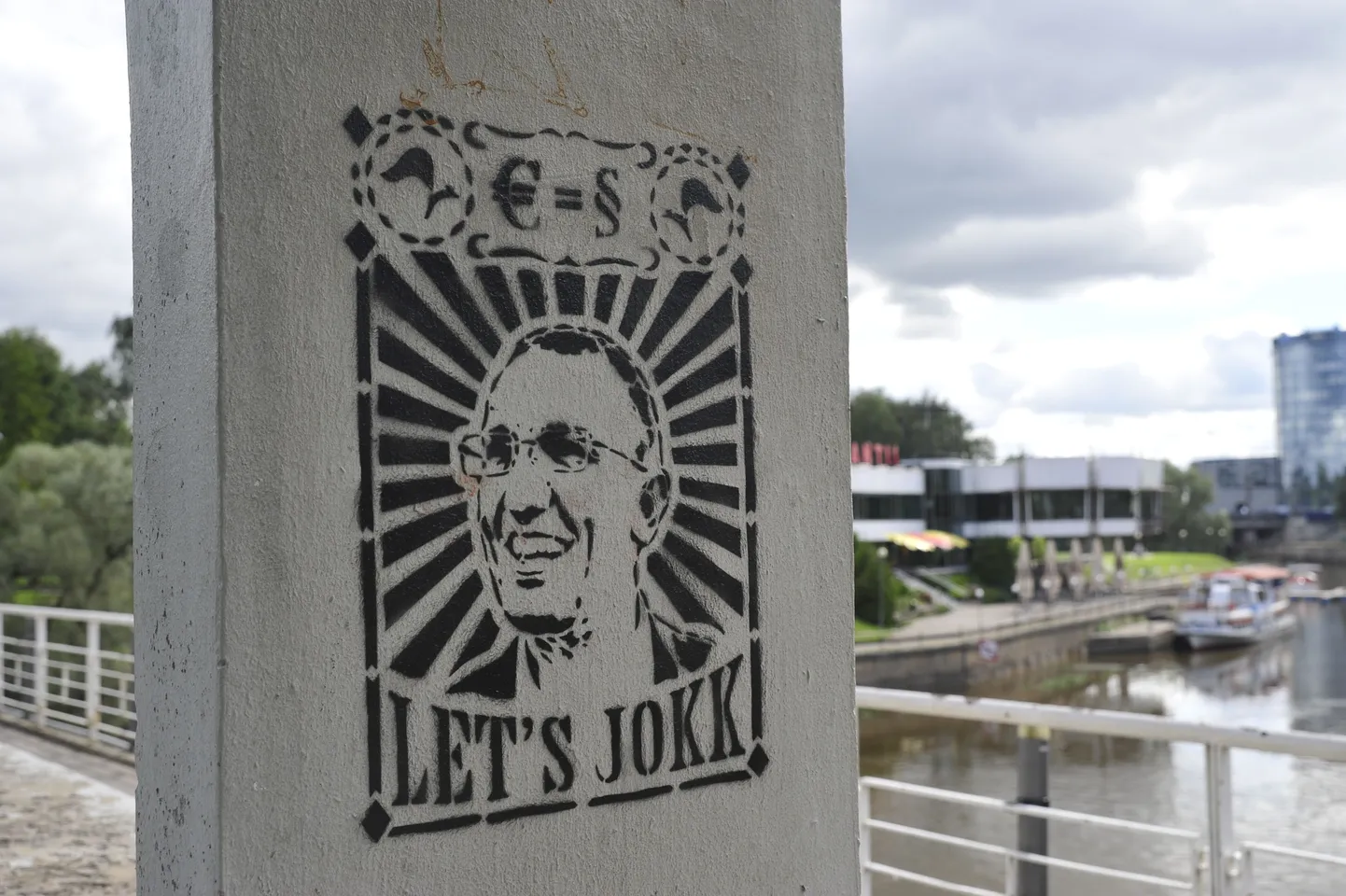 Tartu Kaarsillale ilmus Kristen Michailit pilav grafiti.