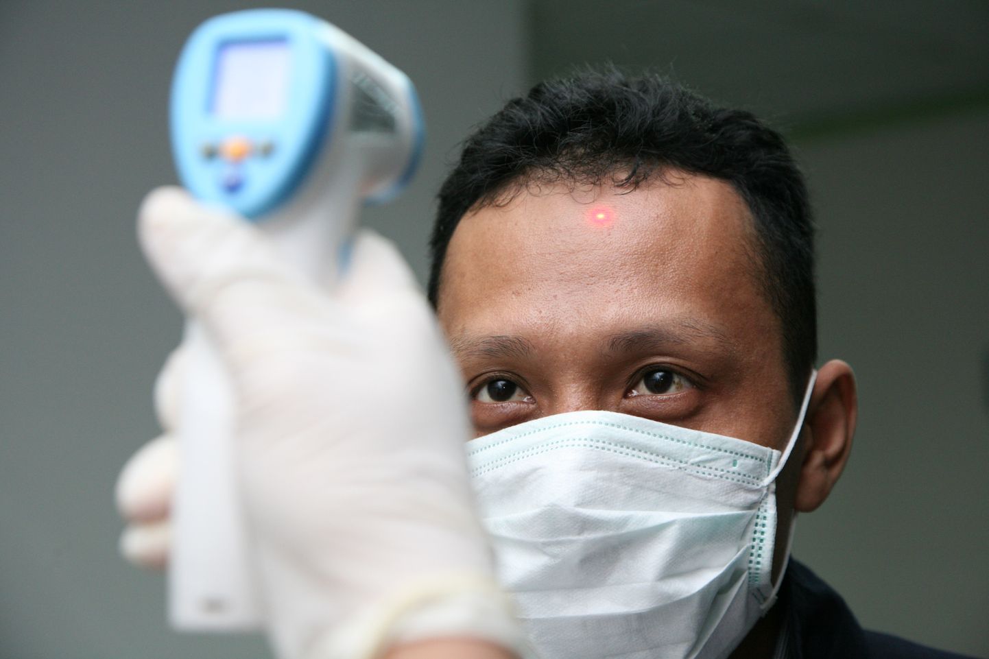 Koroonaviiruse kahtlustatava patsiendi temperatuuri mõõtmine Indoneesias.