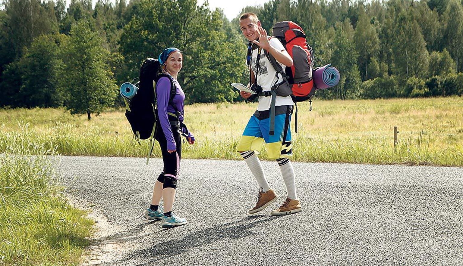 Oandust teekonda alustanud Rauno Paap ja kuumarabanduse saanud kaaslast asendav õde Anu peavad lõpuni jõudmiseks veel ligi sada kilomeetrit matkama.