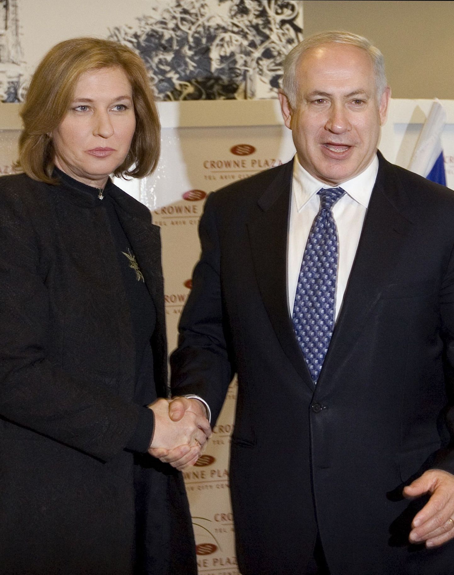 Benjamin Netanyahu (paremal) täna Tel Avivis koos Tzipi Livniga.