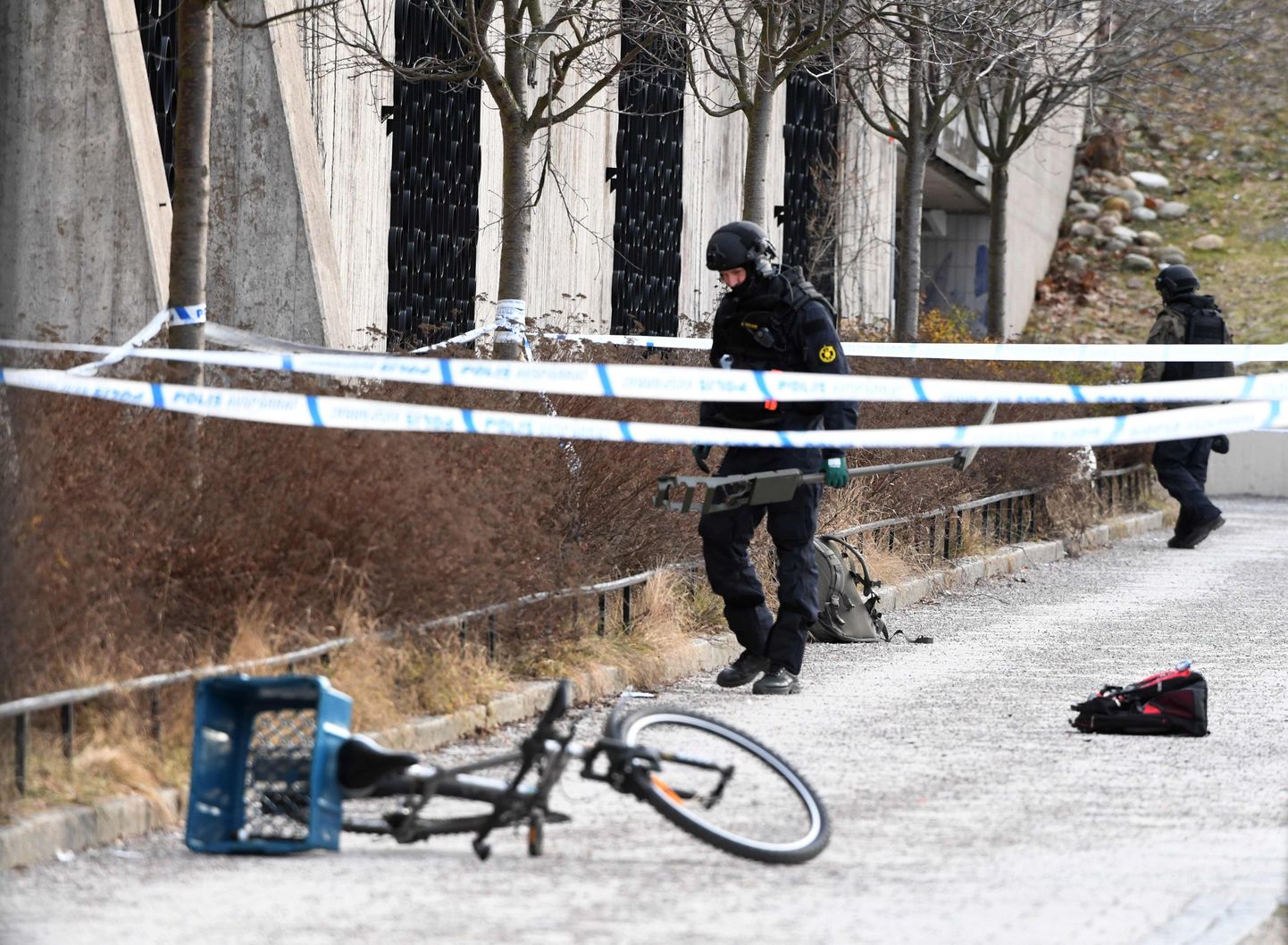 Rootsi politseinikud plahvatuspaigas.