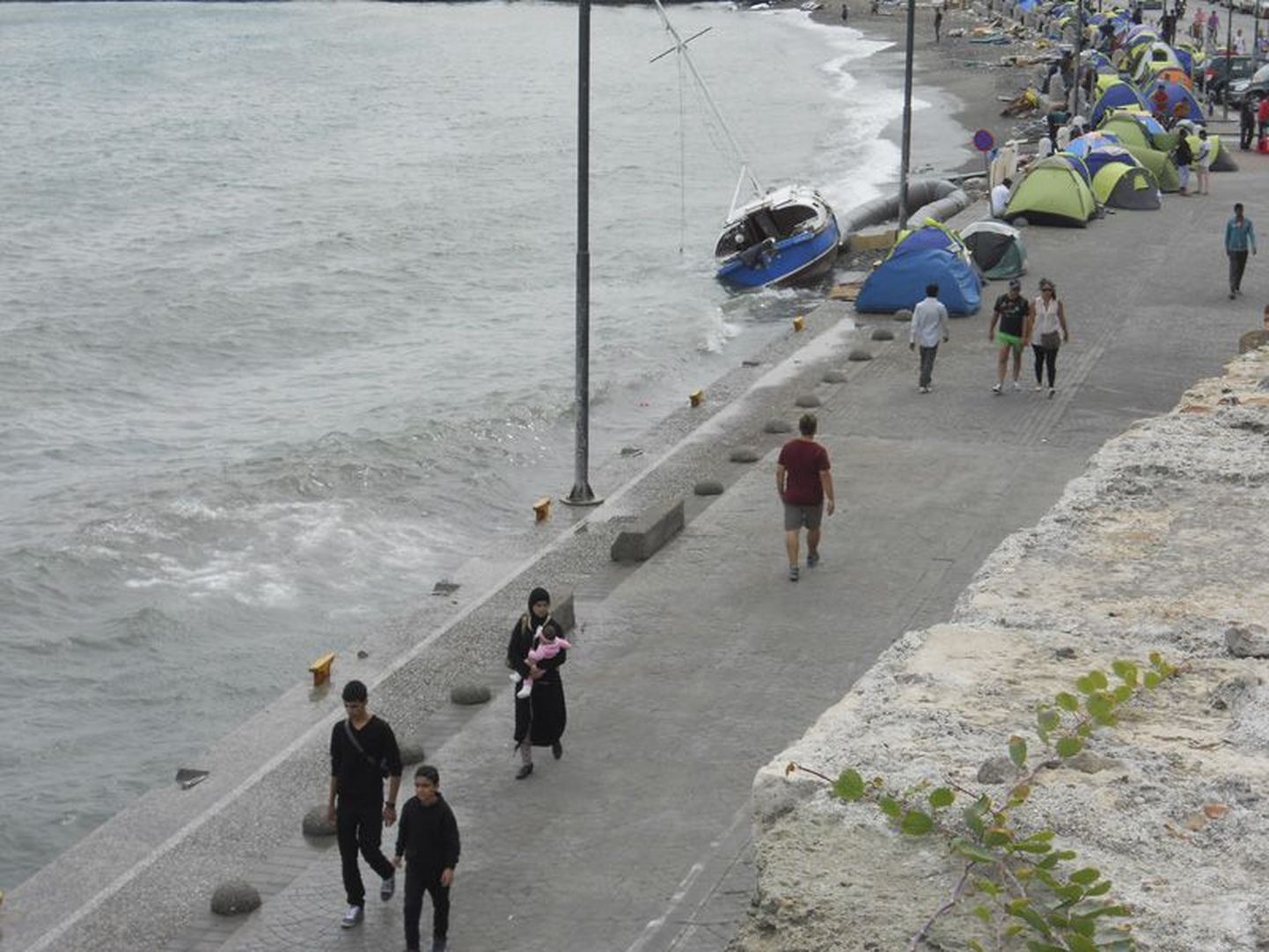 Kreeka väikesaare Kosi rannatänav oli põgenike telke täis, jalanõud ukse taga rivis.