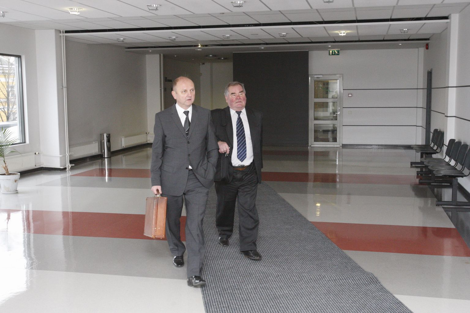 Lembit Allikmets (paremal) ja tema kaitsja, vandeadvokaadi vanemabi Marko Paabumets teel kohtuistungile.