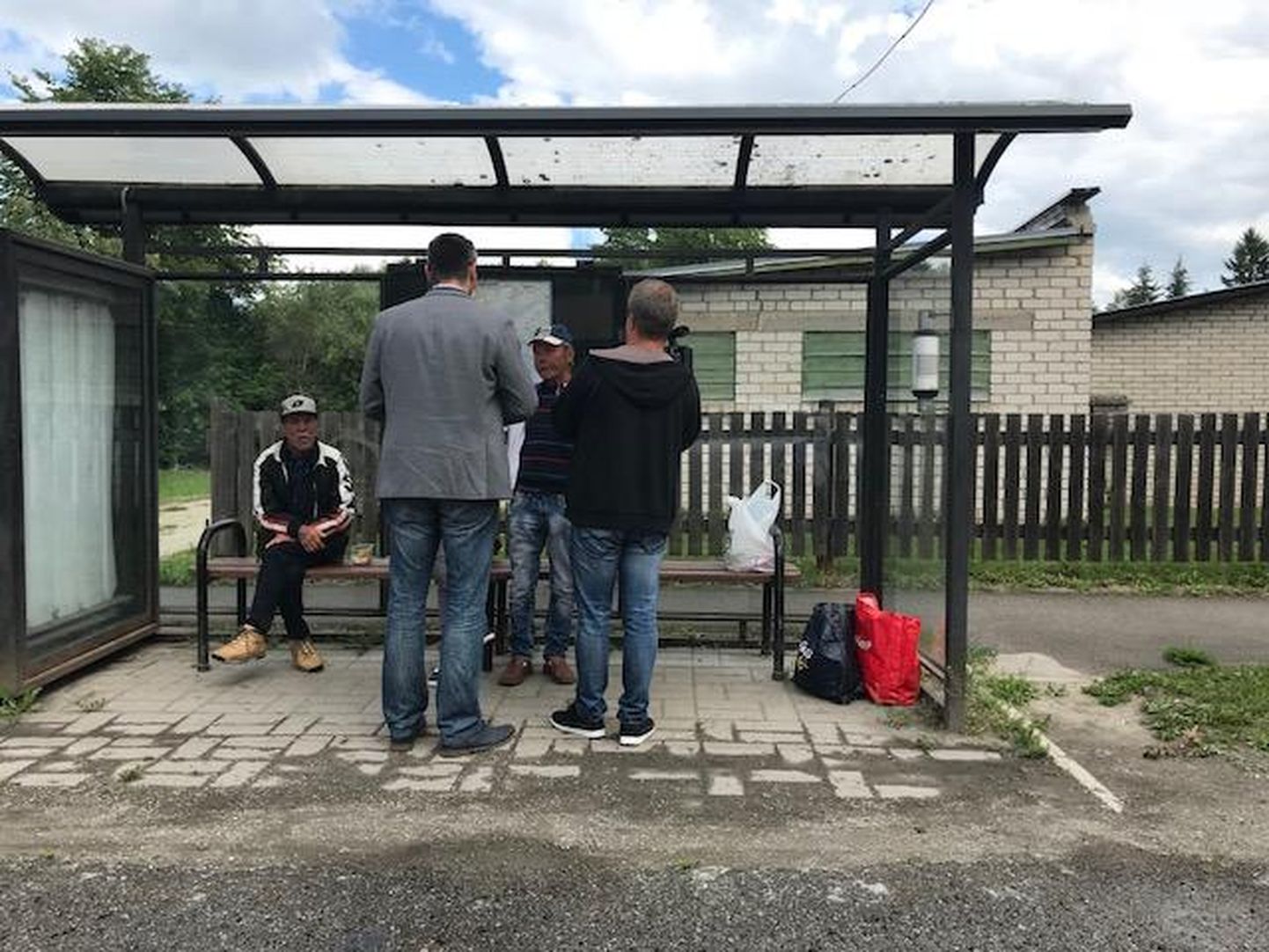 Kodutute varjupaiga elanikud pidasid koos Rakvere linnapea Marko Tormiga oma praeguses lemmikkohas Vabaduse tänava bussipeatuses aru tulevase kogunemispaiga üle.