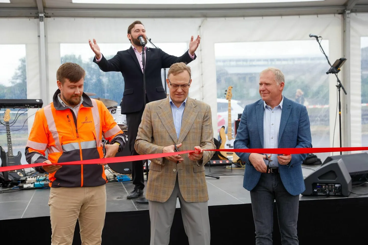 Savekate OÜ esindaja Madis Vanatoa (vasakul), Eesti Raudtee juhatuse esimees Kaido Zimmermann ja Tapa vallavanem Riho Tell haldushoone avamisel.
