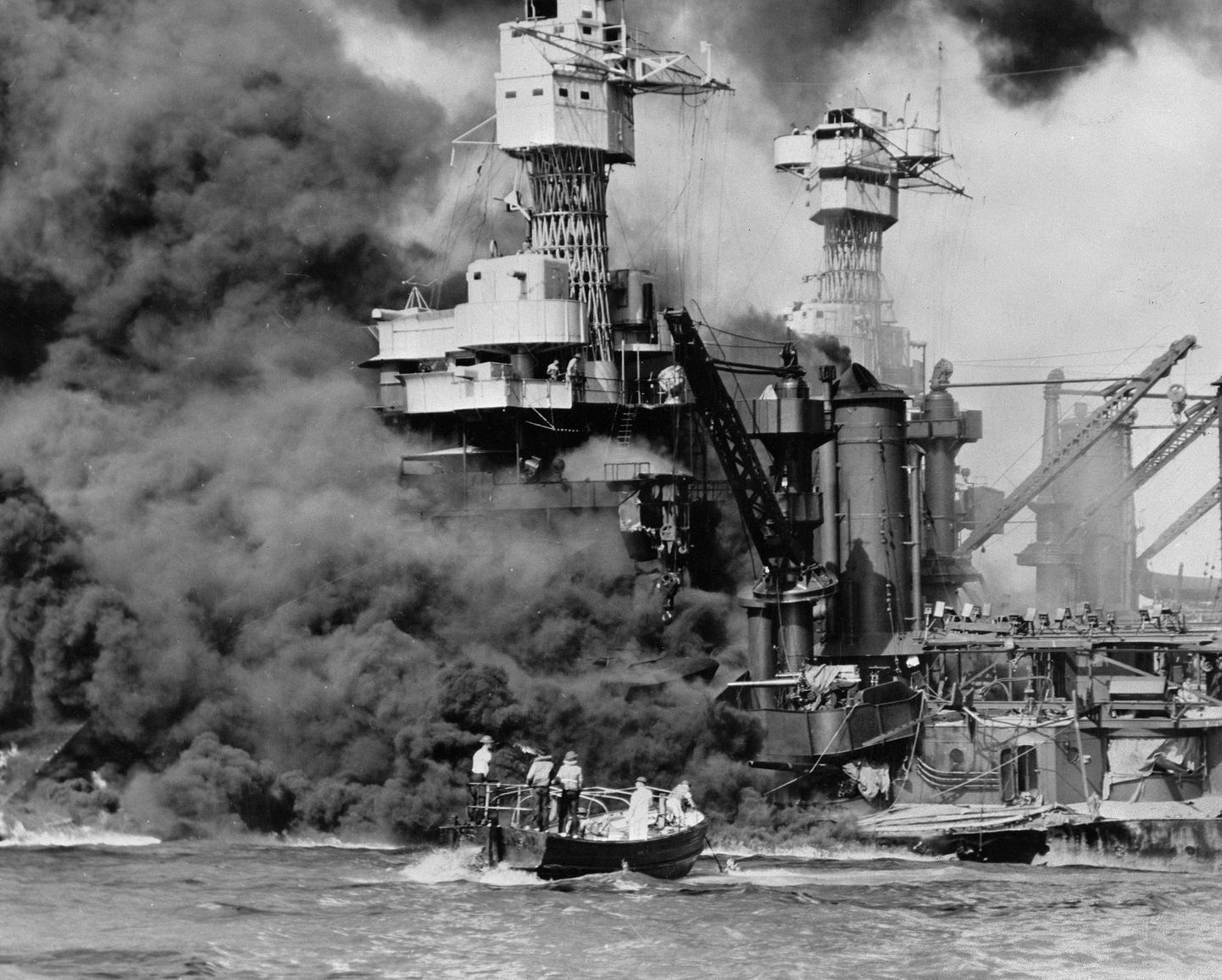 Põlev USA lahingulaev West Virginia Pearl Harbori sadamas pärast jaapanlaste üllatusrünnakut.