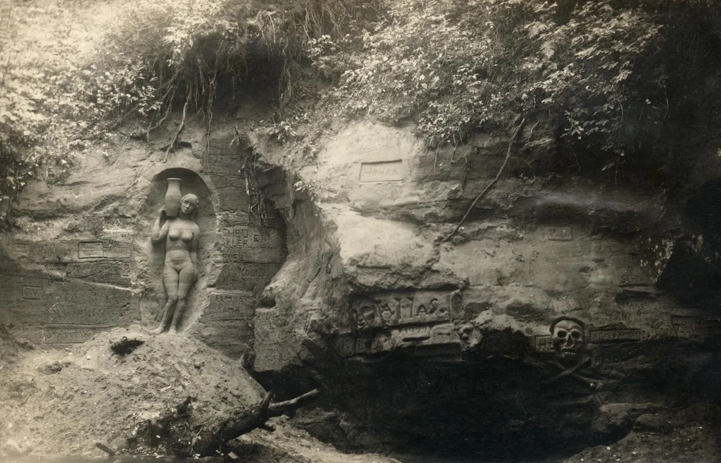 Õisu põrguorgu ehtis Ella Põllu skulptuur «Veekandja neitsi». Foto pärineb aastast 1938, nüüdseks pole skulptuurist enam palju alles.