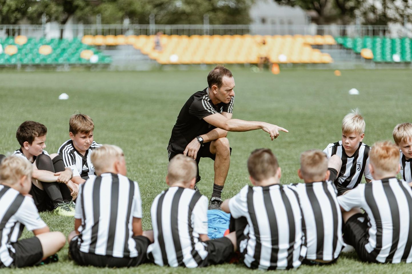 Torino Juventuse laagri peatreener Carlo Buonopane jagas Pärnu noorte vutimängijate ja nende juhendajatega saapamaa suurklubi pallimängufilosoofiat.