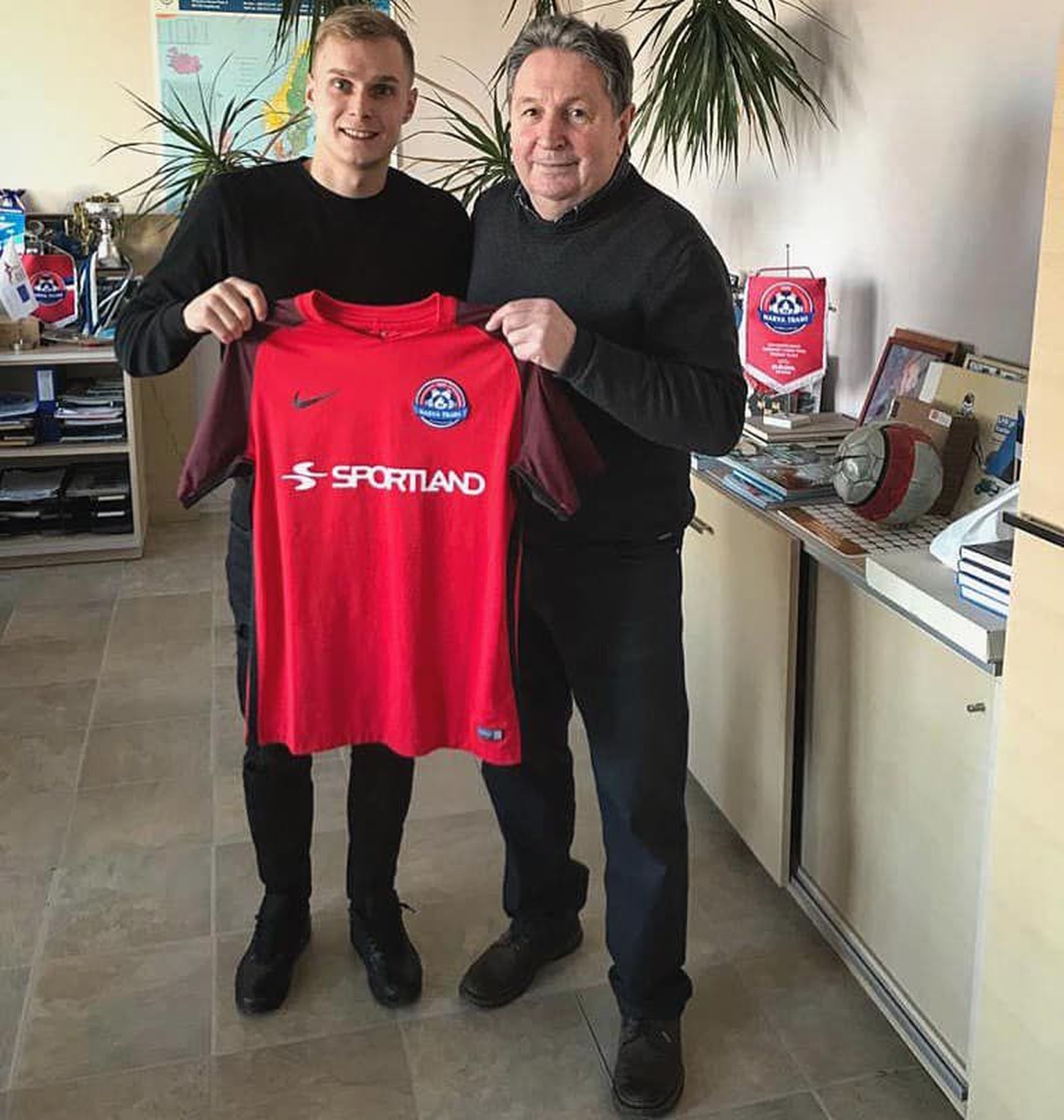 Воспитанник кохтла-ярвеского футбольного клуба Александр Иванюшин присоединится в нынешнем сезоне к "Narva Trans", президентом которого является Николай Бурдаков.