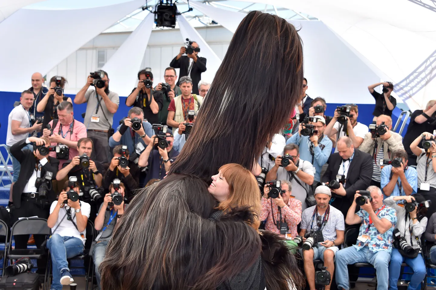 Toni Erdmann ja režissöör Maren Ade (paremal) poseerivad Cannes´i filmifestivalil.