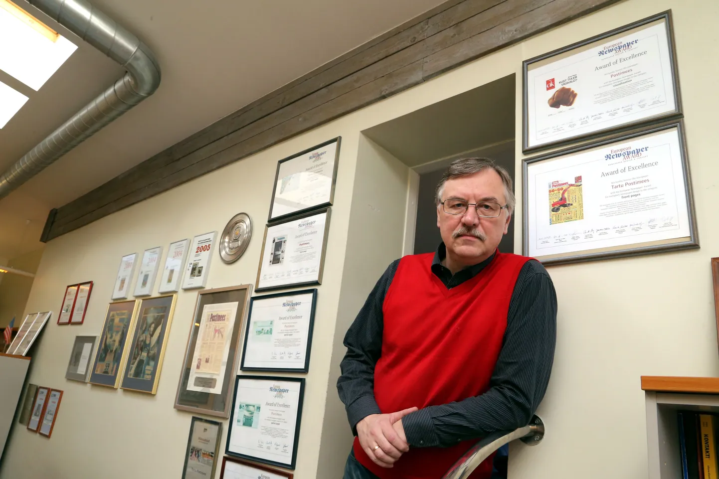 Tartu Postimehe vanemtoimetaja Vahur Kalmre kabineti välisseina ehivad arvukad auhinnad, mille leht on tema eestvedamisel võitnud rahvusvahelistel lehekujunduse konkurssidel.