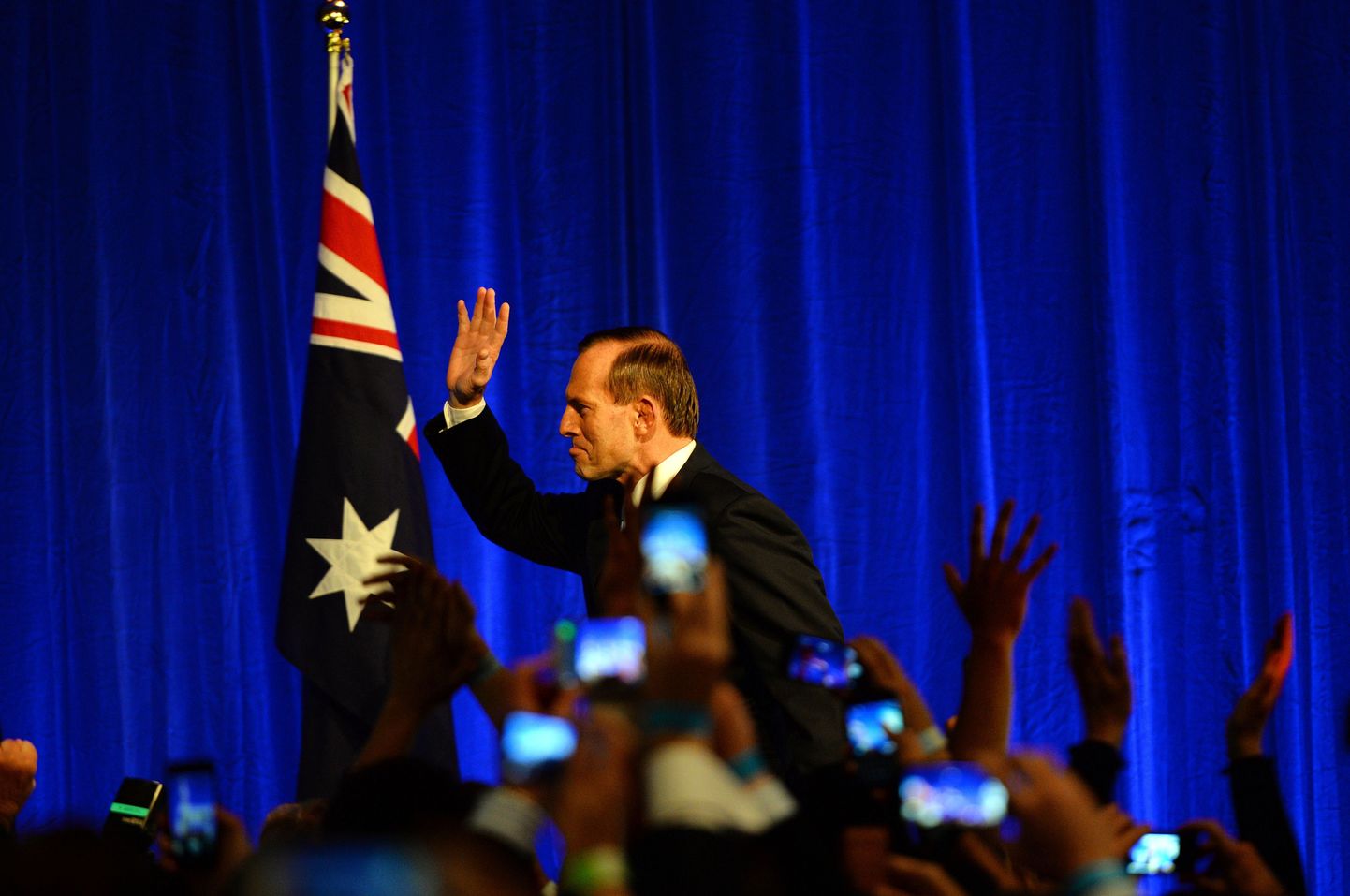 Tony Abbott tähistamas edu parlamendivalimistel.