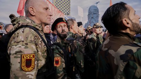 FOTO ⟩ Tirānā notiek protests pret Kosovas kara veterānu tiesāšanu