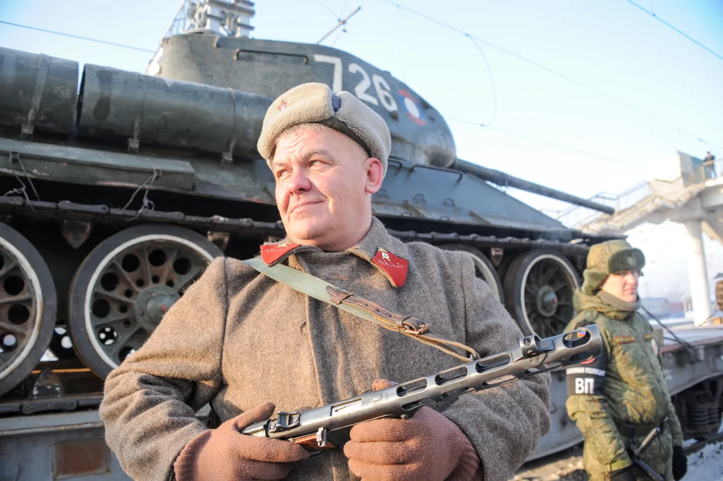 Sõjaväelane Laosest toodud tanki T-34 juures Vladivostokis.
