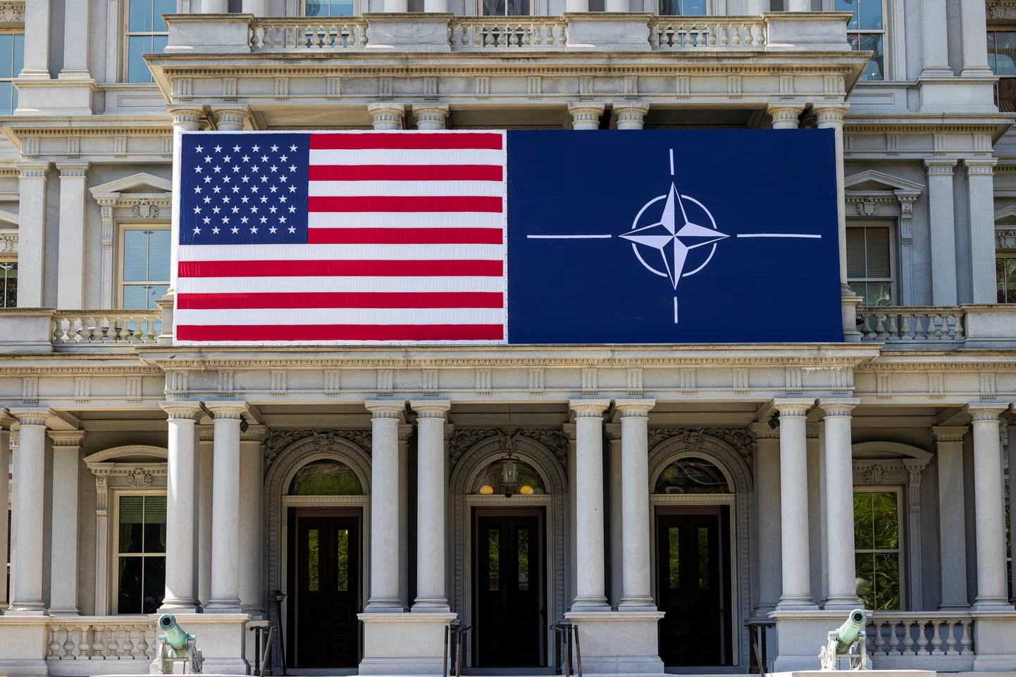 Флаги США и НАТО перед зданием Эйзенхауэра в Вашингтоне, округ Колумбия, 8 июля 2024 года.