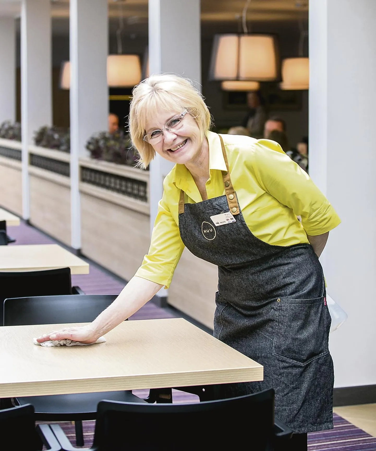 Tervise spaa hotelli ja toitlustusse vajatakse suveks lisatöötajaid umbes 15–20. Pildil Tervise ravispaahotelli buffet-restorani saaliteenindaja Raini.