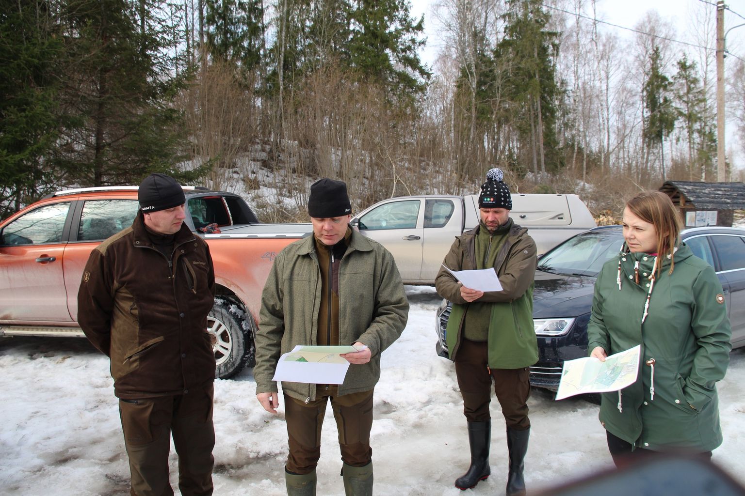 RMK Kirde regiooni varumisjuht Tarmo Tamm (vasakult) ja Järvamaa metsaülem Peeter Puhke selgitavad spordimeestele ja vallaametnikele raieplaane.