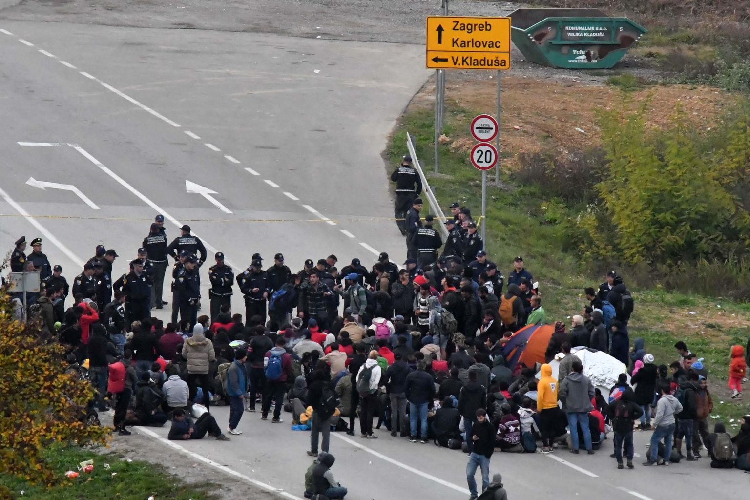 Migrandid tõkestavad teed Maljevaci piiripunkti lähedal.
