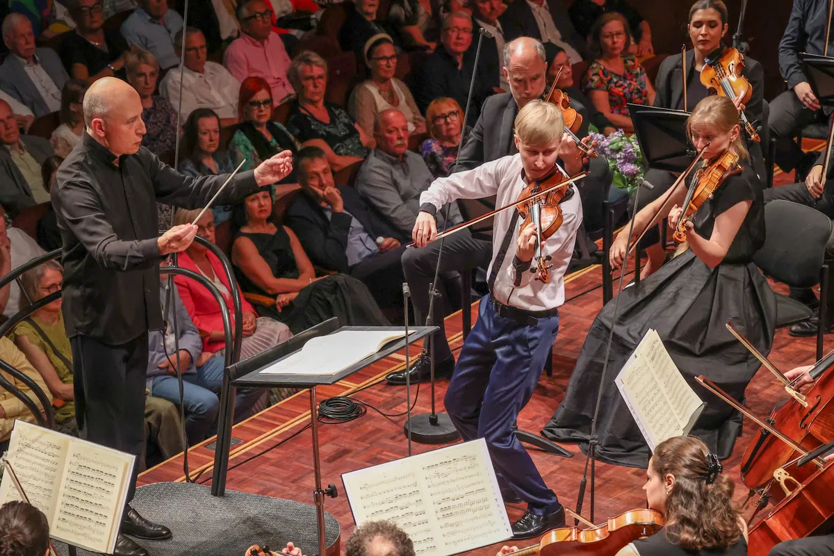 Paavo Järvi ja Hans Christian Aavik, ettekandel Max Bruchi viiulikontsert.