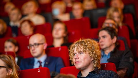 Театры и кинотеатры Эстонии просят премьера конкретизировать введенные ограничения