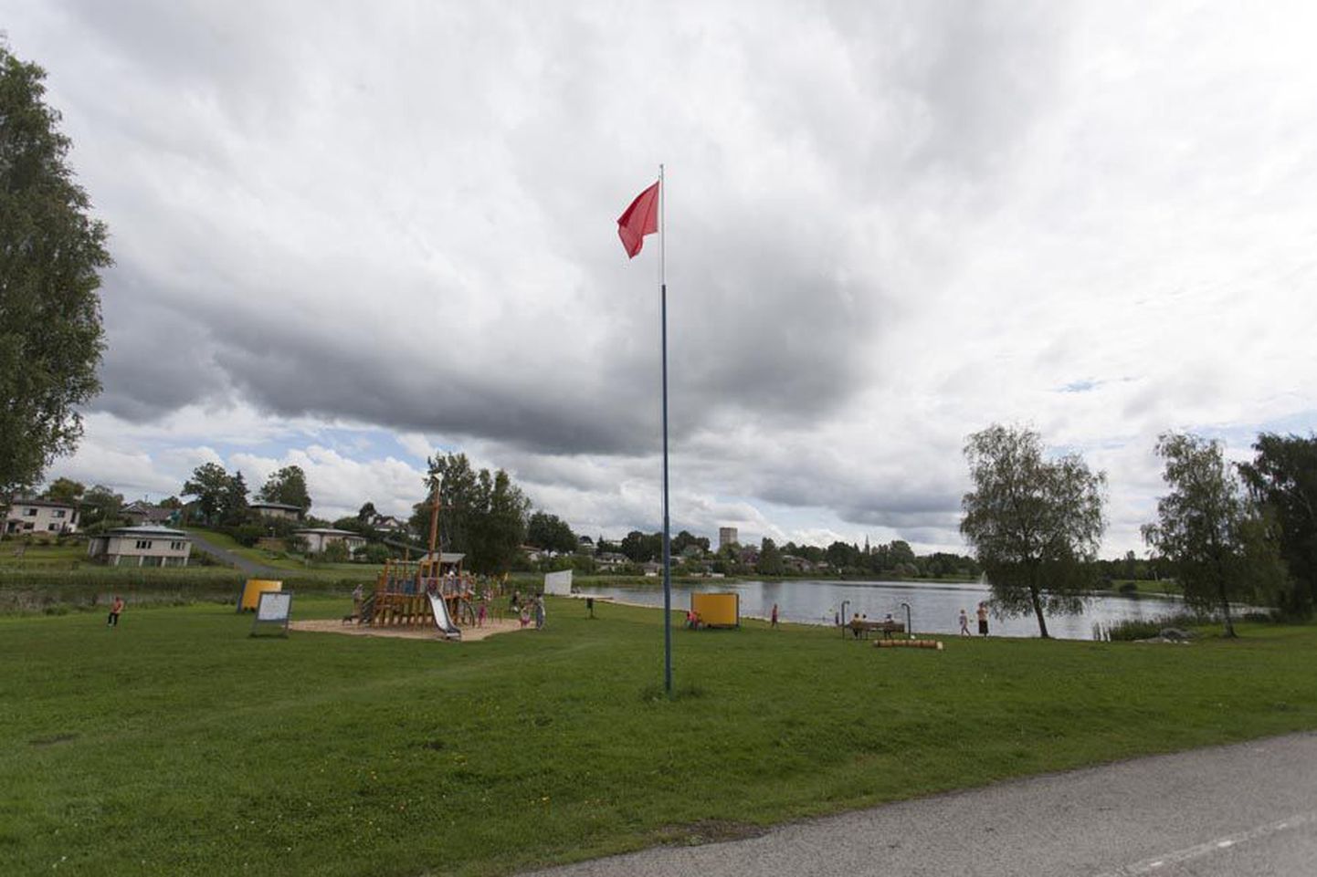 Terviseamet palus eelmisel nädalal halva veenäidu tõttu Paala järve ujumiskohas heisata punase lipu.