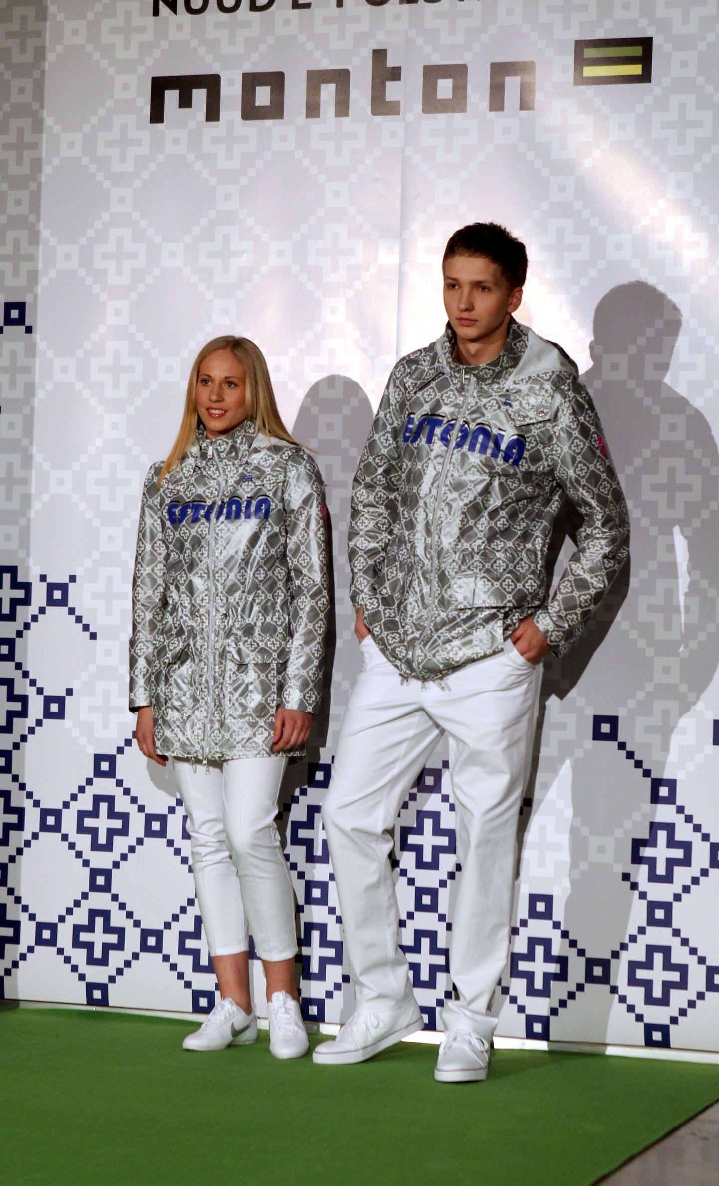 Eesti olümpiakoondise liikmed kannavad Londonis Kihnu rahvamustritega riietust. Pilt oluümpiariiete esitluselt.