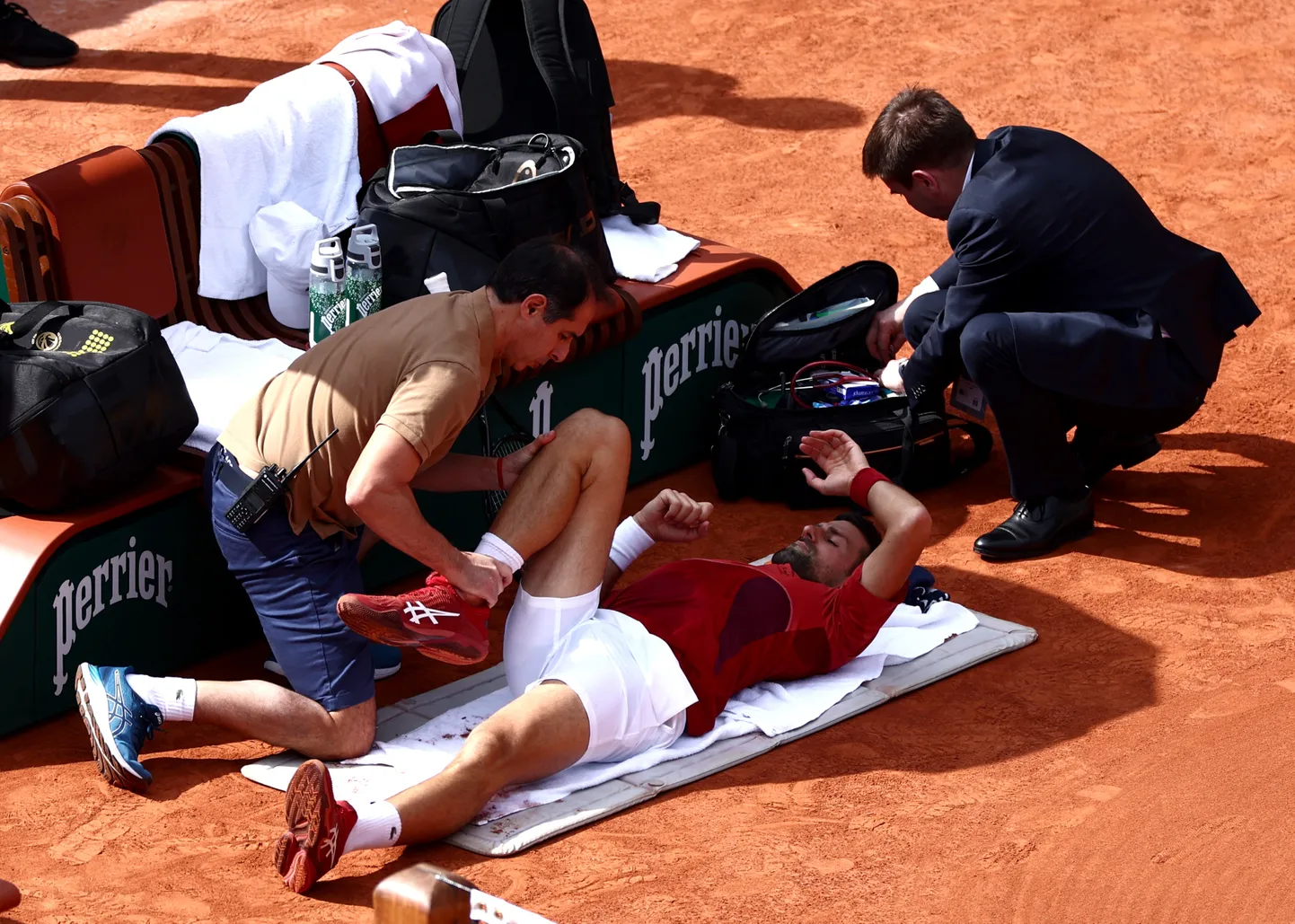 Novak Djokovic vajas esmaspäevases maratonmatšis meditsiinilist pausi. Nüüd peab serblane minema aga põlveoperatsioonile.