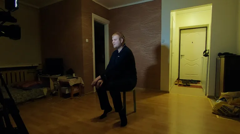 Egon annab enda ühetoalises korteris intervjuud. Varsti peale seda nabisid politseid ta kinni.