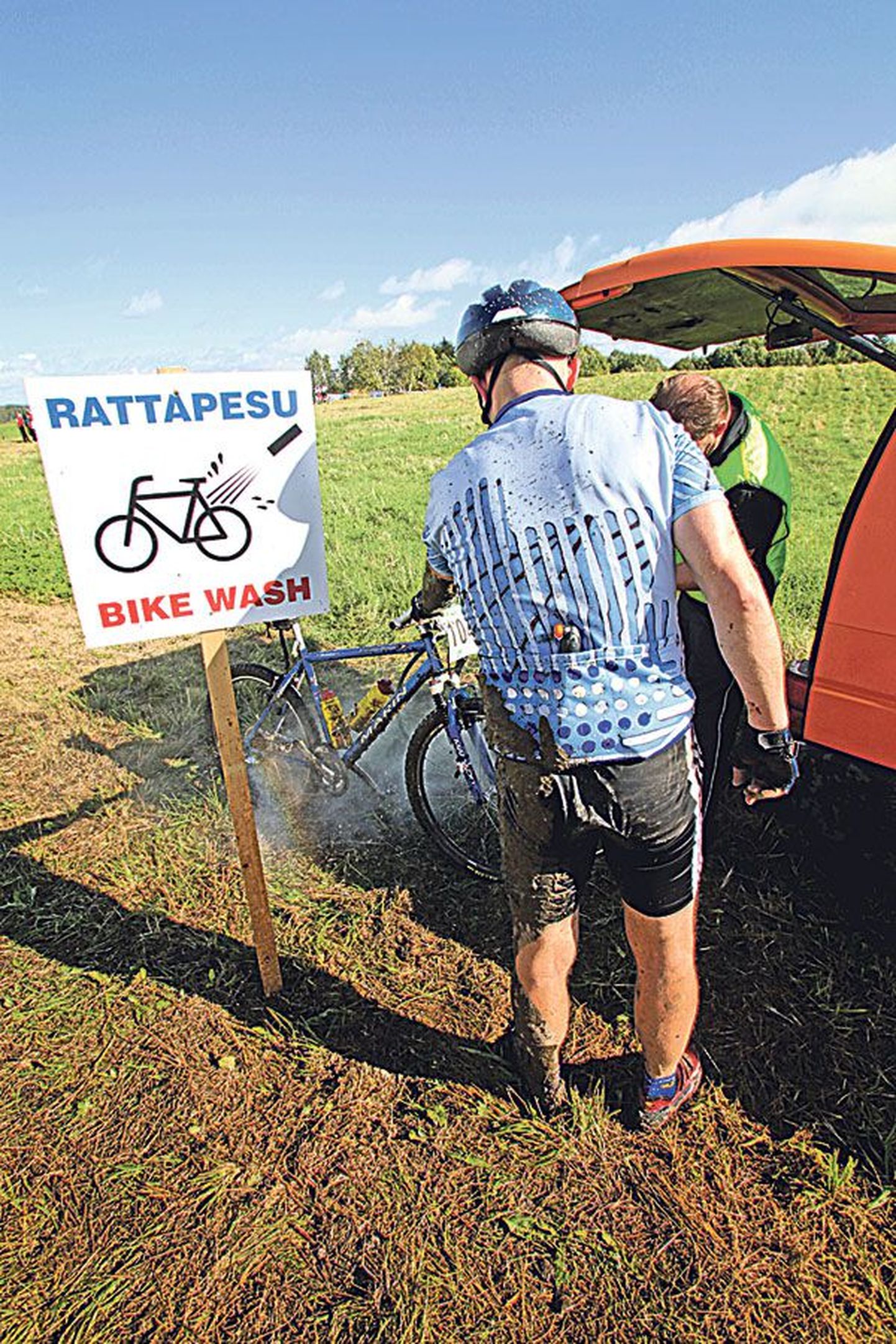 Tartu rattamaratonil osalejad tunamullu toitlustuspunktis jalgrattaid pesemas.