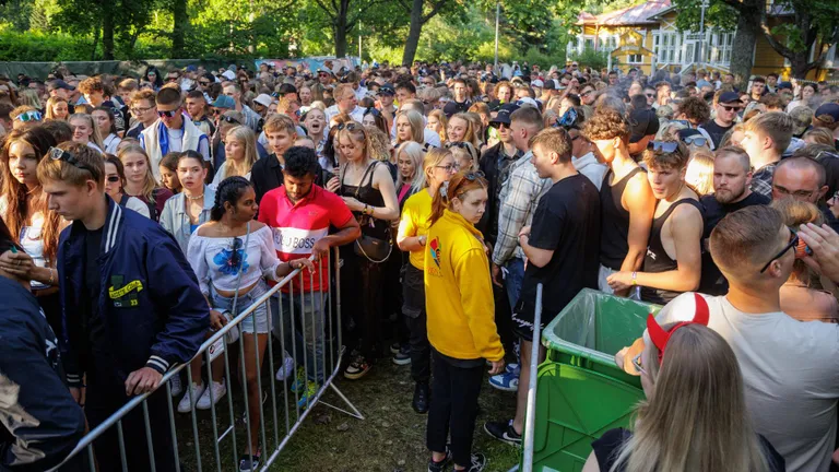 Foruse meeskond palub varuda aega ja kannatust pileti- ning turvakontrollis. Rahvamass festivali sissepääsualal eelmisel suvel.