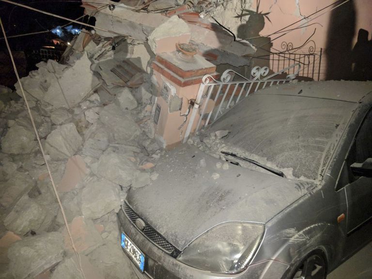Itaalias Ischia saarel Casamicciolas hävinenud hoone ja kannatada saanud auto