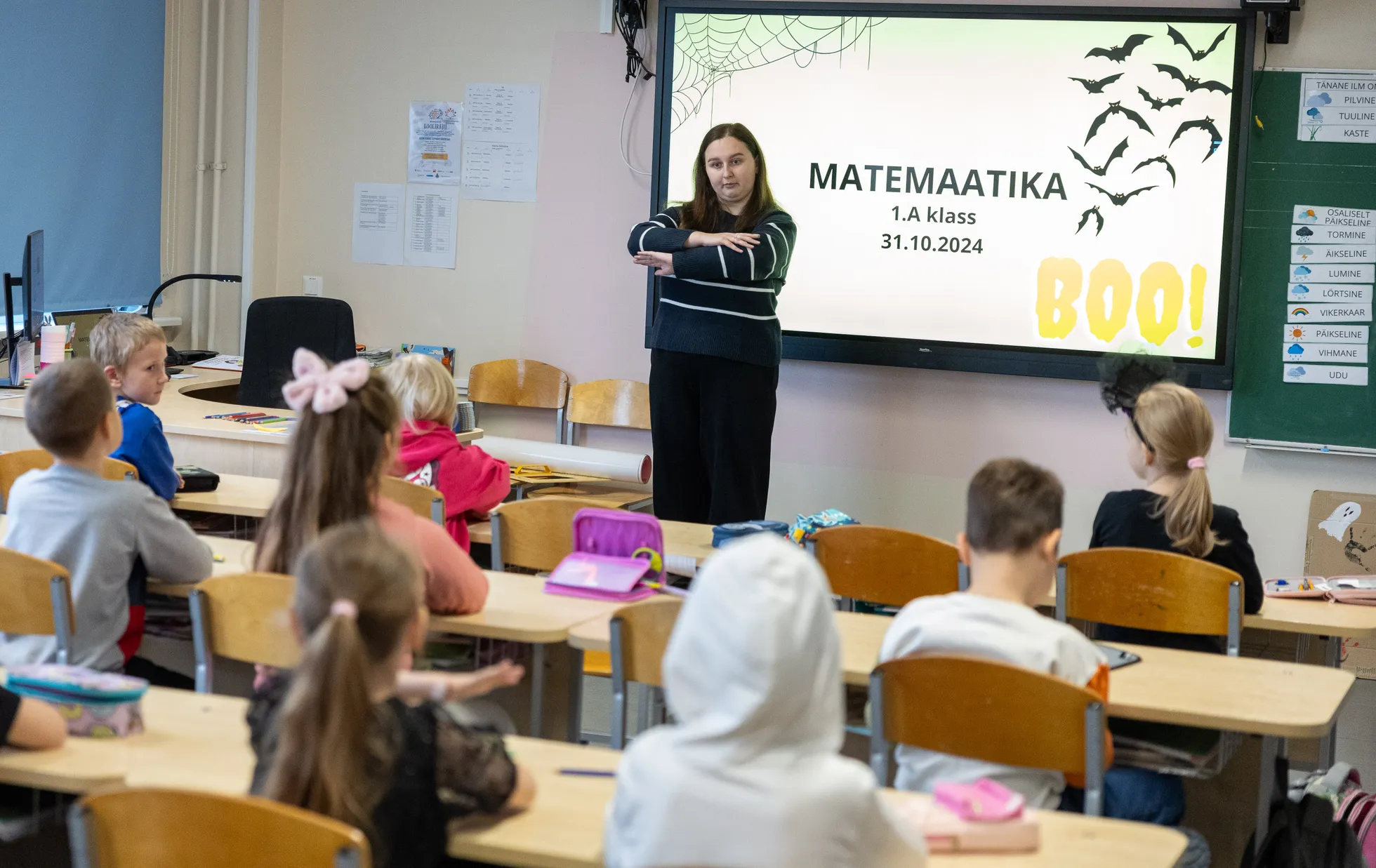 Карина Соловьева ведет урок математики. Основная школа Махтра, Таллинн. 31.10.2024 г.