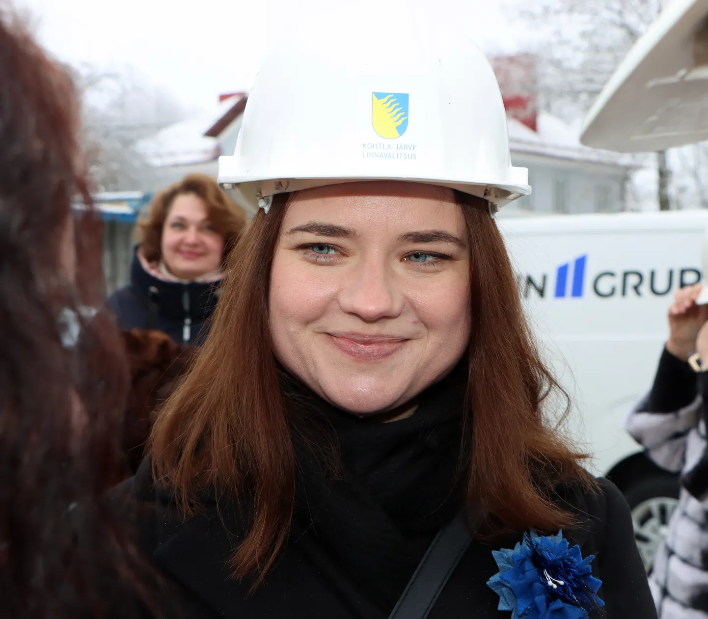 Läinud esmaspäeval kandis Virve Linder Kohtla-Järve linnavalitsuse kiivrit Kesklinna põhikooli sarikapeol. Ametisse ei saa ta siiski veel asuda, sest sel esmaspäeval ei andnud volikogu tema poolt pakutud linnavalitsuse kosseisule vajalikku toetust.