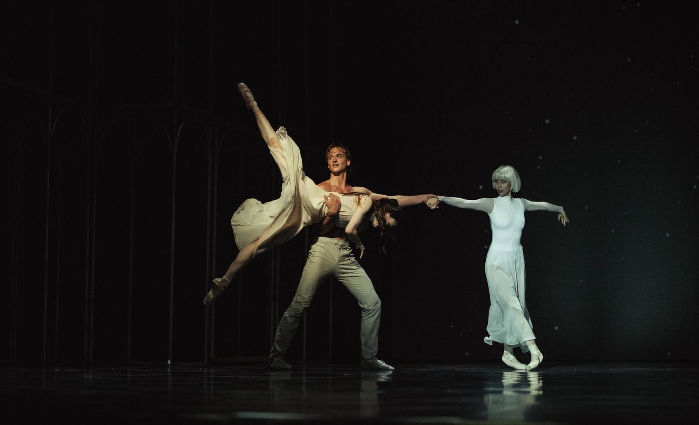Hayley Blacburn (Julia), Alain Divoux (Romeo) ja Tarasina Masi (kuninganna Mab) Vanemuise balletis «Romeo ja Julia».