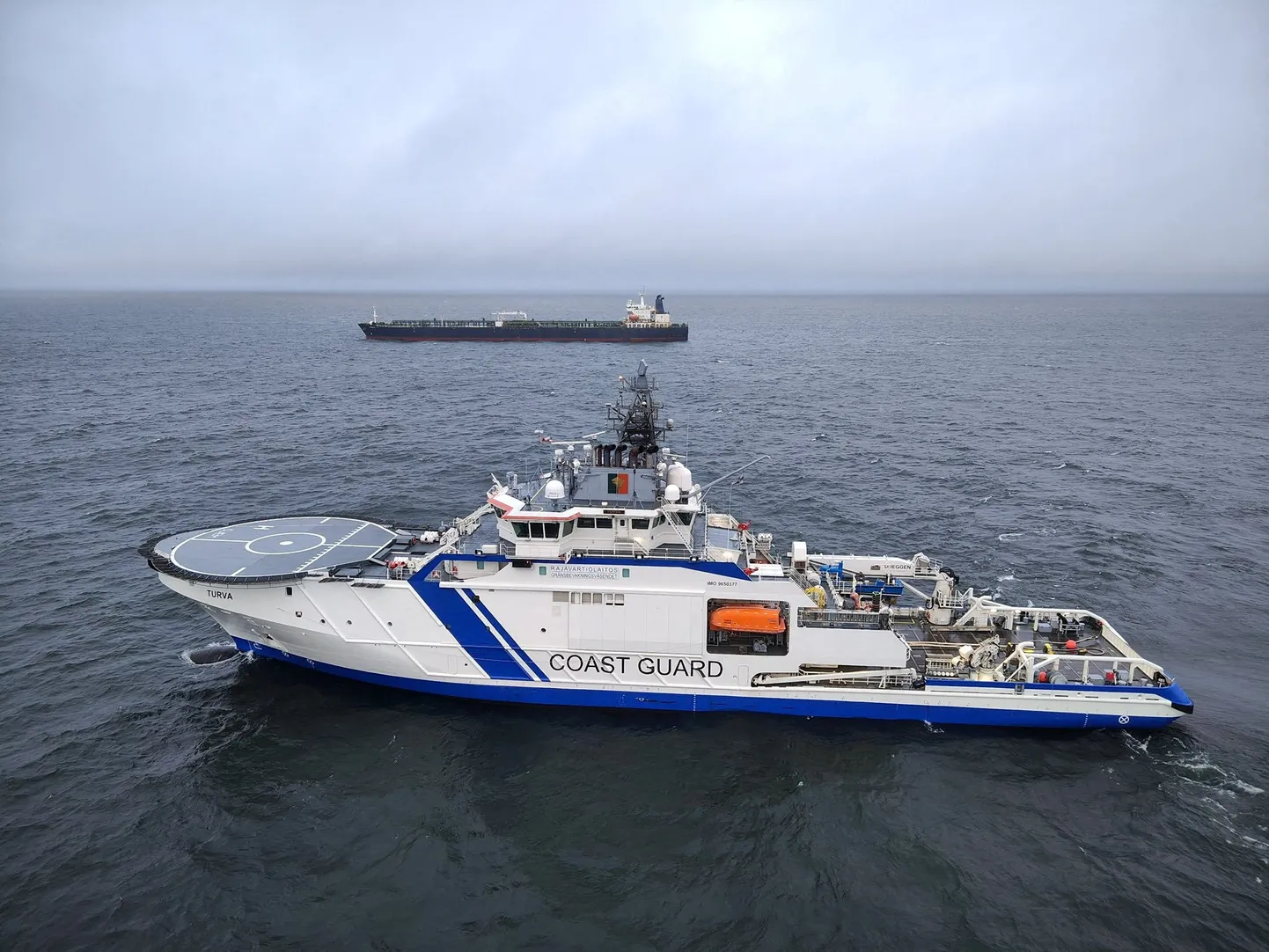 Soome piirivalve laev Turva ja Eesti ja Soome vahelise elektri- ja sidekaablite lõhkumises kahtlustatav tanker Eagle S.