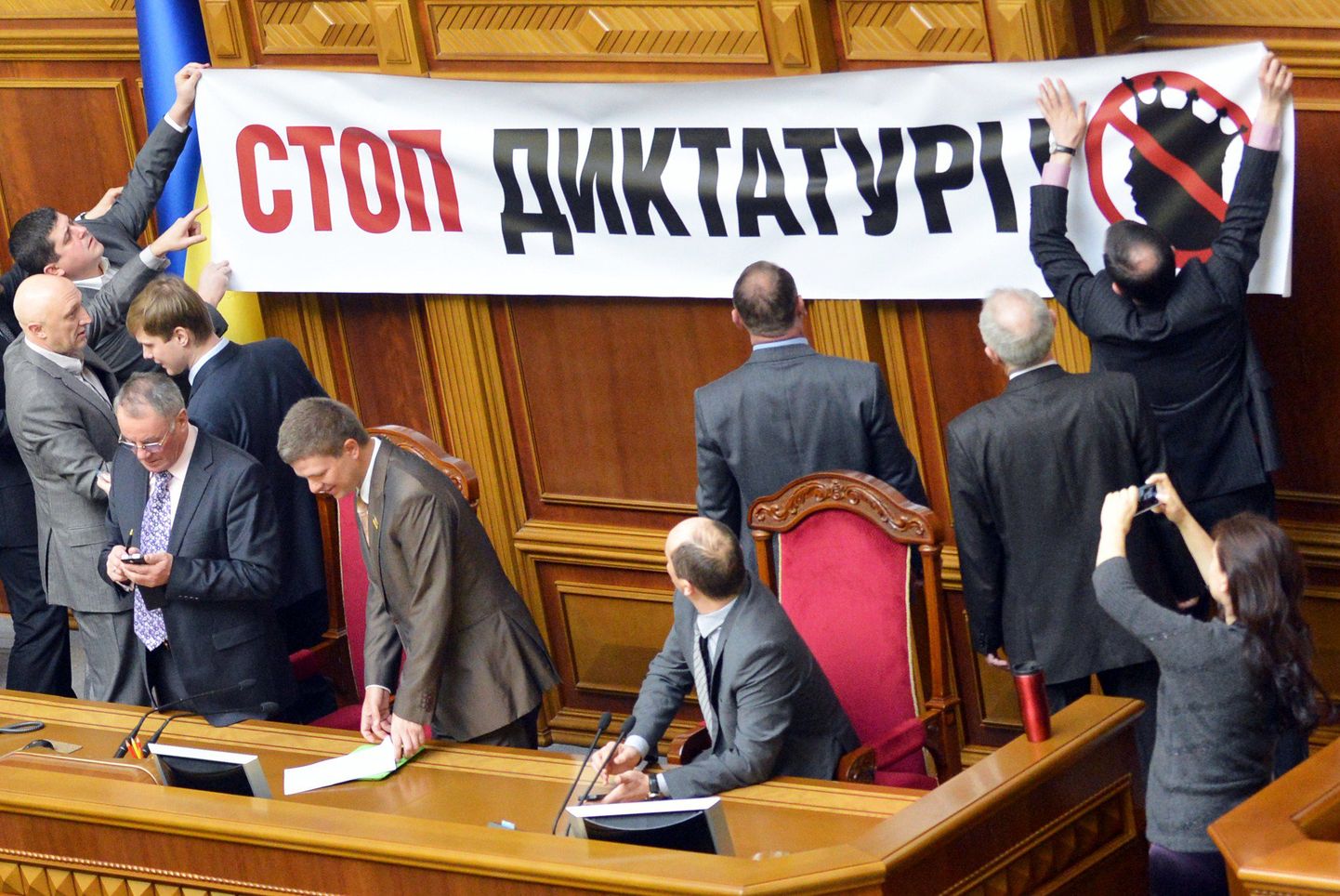 Ukraina opositsionäärid panid parlamenti loosungi «Peatage diktatuur!».