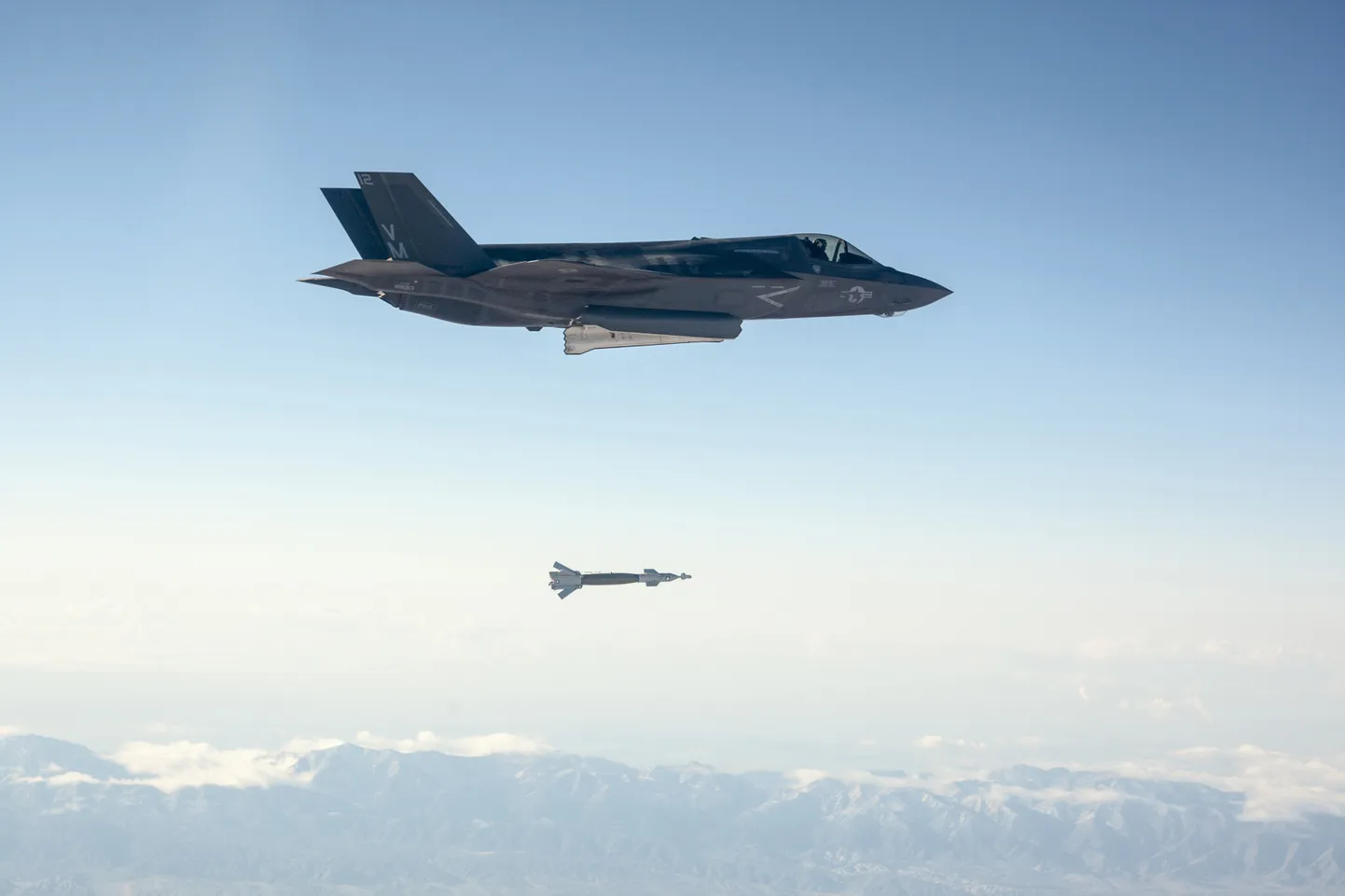 USA õhujõudude F-35 pommi heitmas.